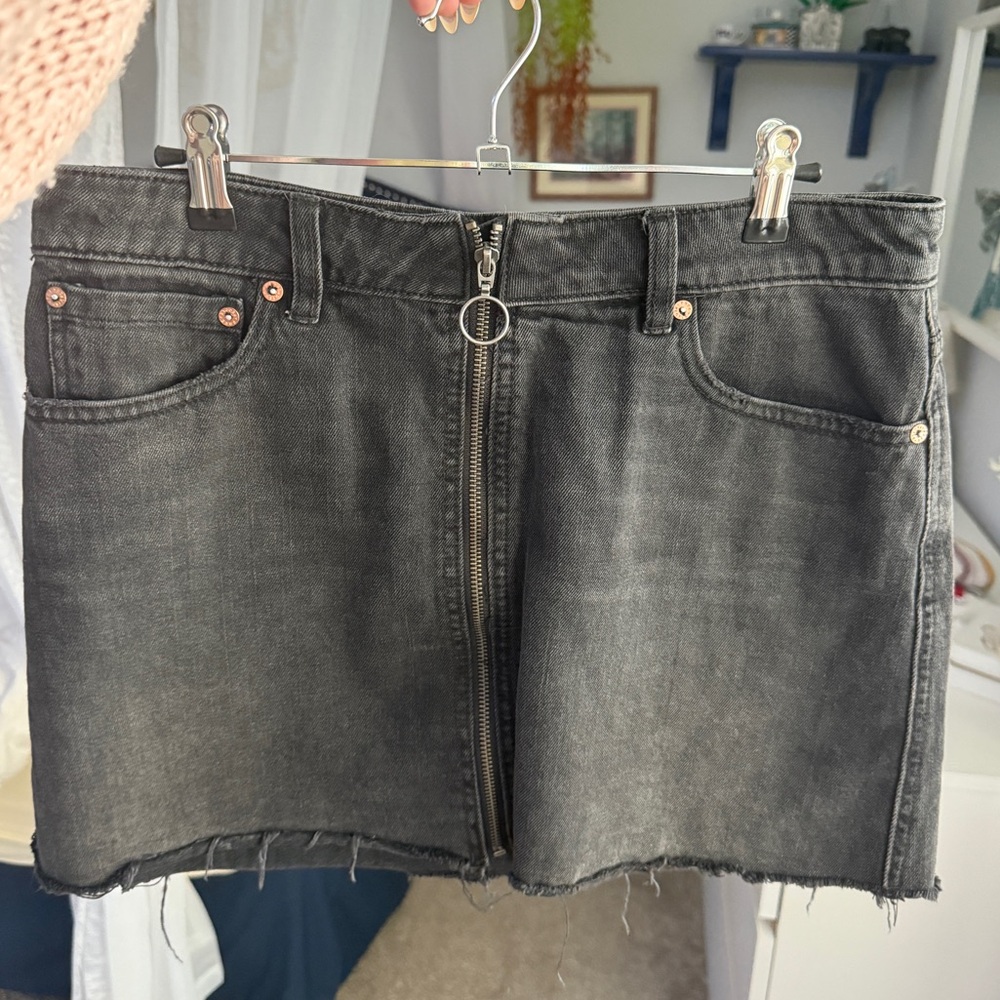 FREE PEOPLE Mini Skirt Zip It Up Black Washed Denim Mini Skirt Zipper Size 30/10 - Picture 2 of 5
